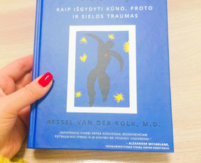 Mūsų kūnas kaupia visas turėtas skaudžias patirtis, dėl to turime išmokti juo rūpintis ir kreipti dėmesį į mums siunčiamus simptomus.