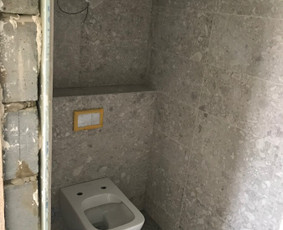 Pilnas vonios kambario irengimas,
Plyteles, santechnika, pakabinamos lubos