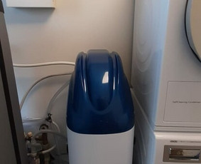 Vandens minkštinimo filtras, kabinetinės klasės. Nukalkinimo filtras gali būti pastiprintas jog šalintų - geležį, manganą, amonį, nitratus, organiką (permenganatą)