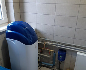 Vandens minkštinimo filtras, kabinetinės klasės. Nukalkinimo filtras gali būti pastiprintas jog šalintų - geležį, manganą, amonį, nitratus, organiką (permenganatą)