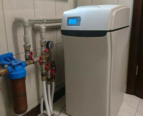 Vandens minkštinimo filtras KV-SOFT-A, kabinetinės klasės. Nukalkinimo filtras gali būti pastiprintas jog šalintų - geležį, manganą, amonį, nitratus, organiką (permenganatą)