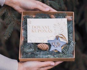 Nustebink draugą originalia dovana - Pūkuoto Vėjo dovanų kuponu už kurį tavo artimas žmogus galės įsigyti prekę ar paslaugą!
Dovanų kuponas pateikiamas dėžutėje su permatomu dangteliu ir papuošmais.