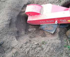Kelmų naikinimas (vietoj kelmo lieka duobė)