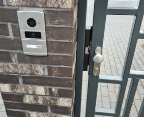 Kruopščiai atliekami apsaugos darbai. - Telefonspynių montavimas - 2 Telefonspynių montavimas - Kruopščiai atliekami apsaugos darbai. - 2