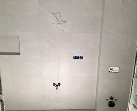 plytelių klojimo kaina — 15 € / m2. Jei bendras jūsų vonios kambario plotas yra  30m2, galutunė darbų kaina gali būti 500-800 €, o galbūt 2000 €, viskas priklauso nuo to, kokie jūsų norai.