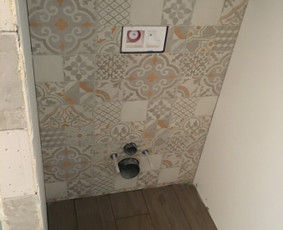 plytelių klojimo kaina — 15 € / m2. Jei bendras jūsų vonios kambario plotas yra  30m2, galutunė darbų kaina gali būti 500-800 €, o galbūt 2000 €, viskas priklauso nuo to, kokie jūsų norai.