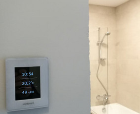 Galima stebėti pagrindinius rodiklius :  patalpos drėgmę, patalpos temperatūrą ir laiką.