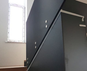 Berėmės konstrukcijos dažyto stiklo turėklai