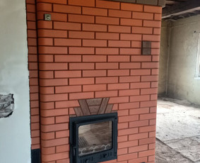 Plačių plytų kombinuota šildymo krosnis su duonkepe, virykle ir darbastaliu