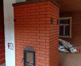 Siaurų keraminių plytų šildymo krosnis su dviem gaubtais