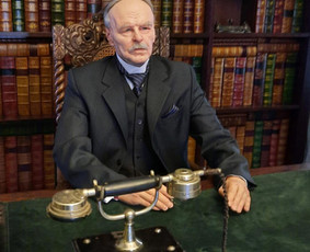 Manekenas, vaizduojantis Hugo Šoj (Hugo Scheu). Šilutės muziejus. Skulptorius Marius Zavadskis, kostiumų dizainerė Natalija Vilkelienė Grieže.