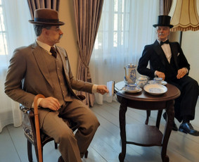 Manekenai, vsizduojantys Hermaną Zudermaną (Herman Sudermann) ir Hugo Šoju (Hugo Scheu). Šilutės muziejus. Skulptorius Marius Zavadskis, kostiumų dizainerė Natalija Vilkelienė Griežė.