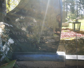 Raidžių kalimas ant paminklo kapinėse / Raidžių kalimas ant paminklo / Darbų pavyzdys ID 1715603