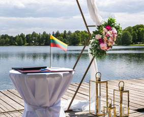 Išvažiuojamosios santuokos ceremonijos dekoravimo paslauga.