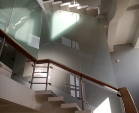 Stikliniai laiptų turėklai