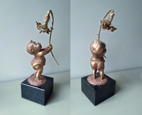 Mažoji skulptūra, dovana užsakovės anūkui. Aukštis 10 cm, bronza, granitas.