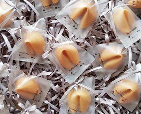 Stalo vardo kortelės, dovanėlės svečiams su laimės sausainiu / Laimės sausainiai - Fortune cookies / Darbų pavyzdys ID 1802279