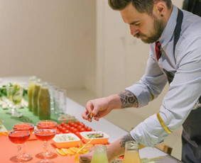 kokteilis labai individualus kiekvieno svečio "palydovas" smagiai vakarėlio eiga, todėl į visa tai žiūrime atsakingai ir stengiamės suteikt kiekvienam jų autentikos