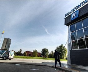 Langų valymas teleskopinėmis šluotomis