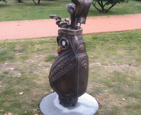 Paminklas golfo pradininkui Lietuvoje Virginijui Dovidavičiui, "Vilkės" golfo klubas Druskininkai. Bronza, nerūdijantis plienas, emalė, granitas. Aukštis - 120 cm.
