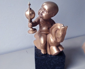 Mažoji skulptūra, dovana užsakovės anūkui. Aukštis 10 cm, bronza, granitas.