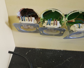 Meistras į namus plintusai,grindys,santechnika. - Smulkūs elektros darbai - 2 Smulkūs elektros darbai - Meistras į namus plintusai,grindys,santechnika. - 2