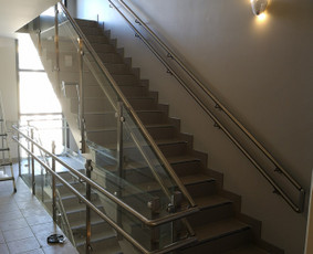 Stiklo , aliuminio ir nerūdijančio plieno sistemos - Laiptų turėklai - 4 Laiptų turėklai - Stiklo , aliuminio ir nerūdijančio plieno sistemos - 4