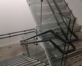 Stiklo , aliuminio ir nerūdijančio plieno sistemos - Laiptų turėklai - 2 Laiptų turėklai - Stiklo , aliuminio ir nerūdijančio plieno sistemos - 2