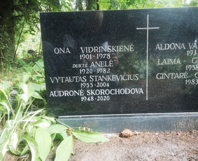 Raidžių kalimas ant paminklo kapinėse / Raidžių kalimas ant paminklo / Darbų pavyzdys ID 1892405