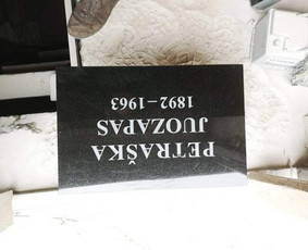Raidžių kalimas ant paminklo kapinėse / Raidžių kalimas ant paminklo / Darbų pavyzdys ID 1892465