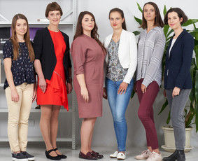 Mokinkis mokytojų komandos nuotrauka. Taip pat nuotraukoje matosi ir logopedė Gražina Tumienė