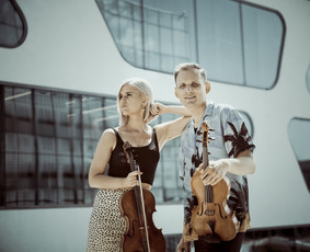 Renginių vedėjai su gyva styginių muzika - Įmonių renginių vedimas - 1 Įmonių renginių vedimas - Renginių vedėjai su gyva styginių muzika - 1
