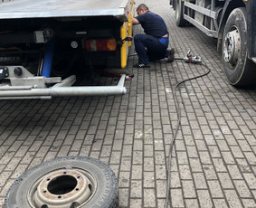 Techninė pagalba kelyje. Tralo paslaugos. Vilnius. 24/7 - Automobilio rato keitimas - 1 Automobilio rato keitimas - Techninė pagalba kelyje. Tralo paslaugos. Vilnius. 24/7 - 1