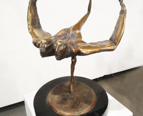 Bronzinė skulptūra, aukštis 30 cm.