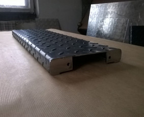 Juodo plieno rifliuota lankstyta virinta pakopa.