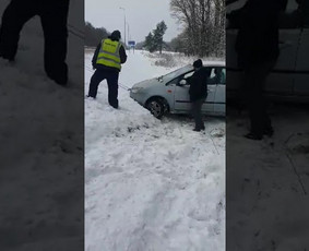 Priklausomai nuo sudėtingumo , traukiant , nuo situacijos ir jo nuvažiavimo lygio !! 
Susitarimas