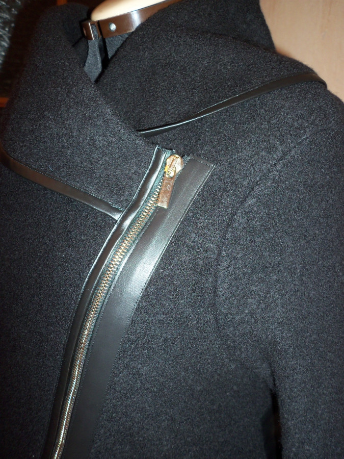 Paltas su odinėmis detalėmis