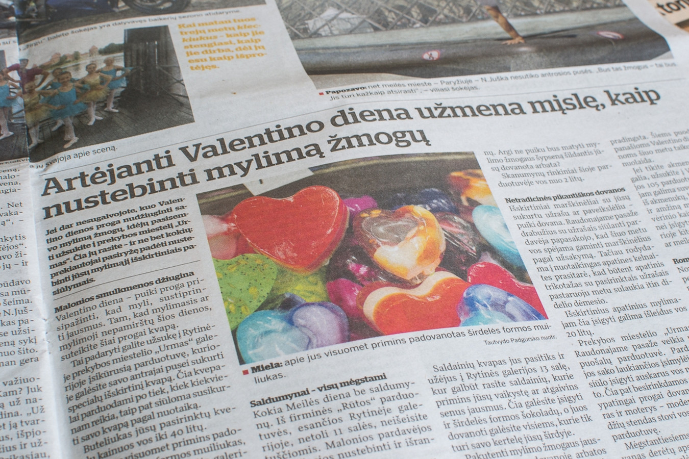 Reklaminis straipsnis "Kauno dienoje" apie prekybos miestelio "Urmas" pasiūlymus savo lankytojams Valentino dienos proga.