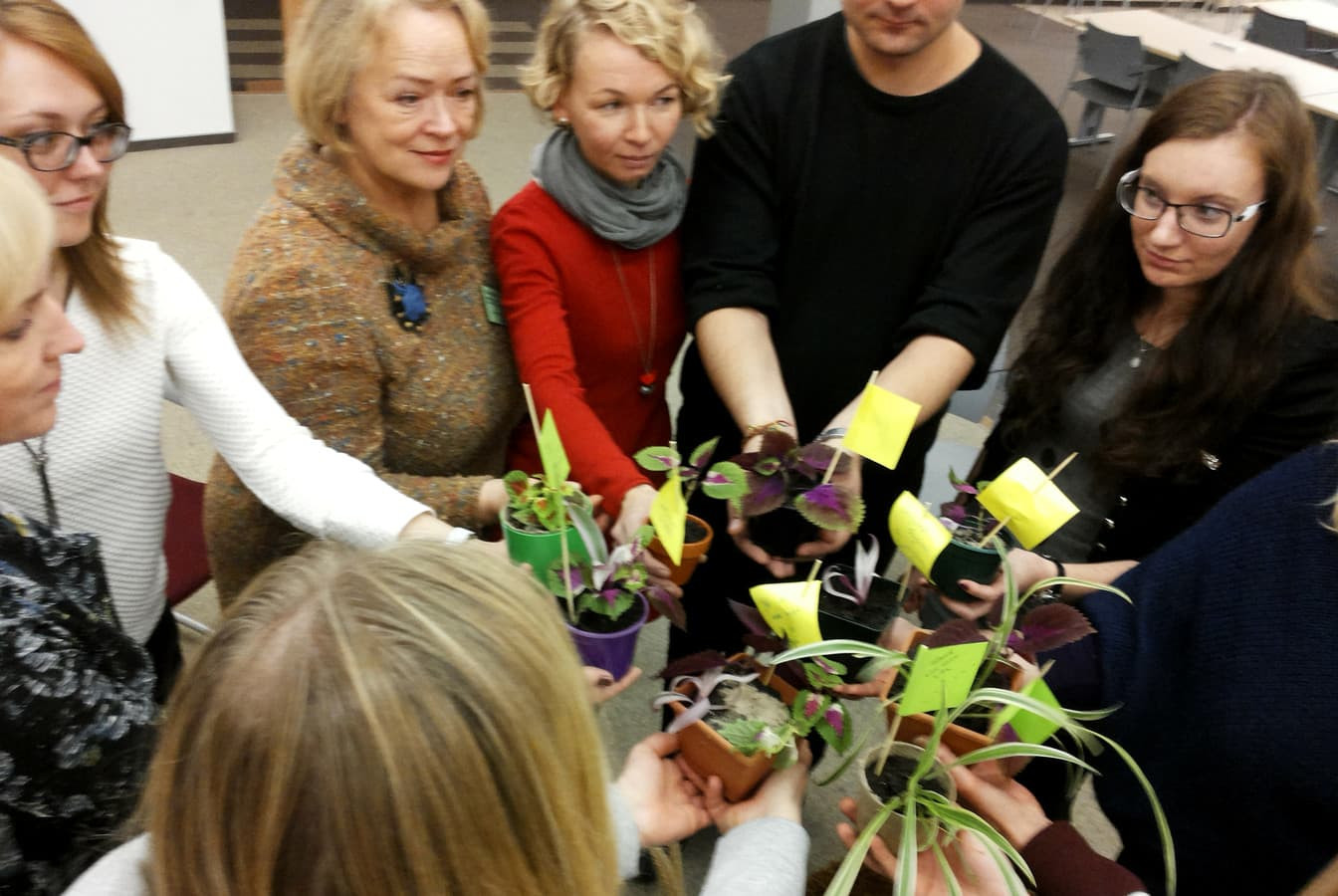 Klaipėdos universitete, "Kūrybinių metodų" konferencijos patirtinėje grupėje, išbandėme naują jungtį - dramos terapijos metodus, kartu su sodininkystės elementais