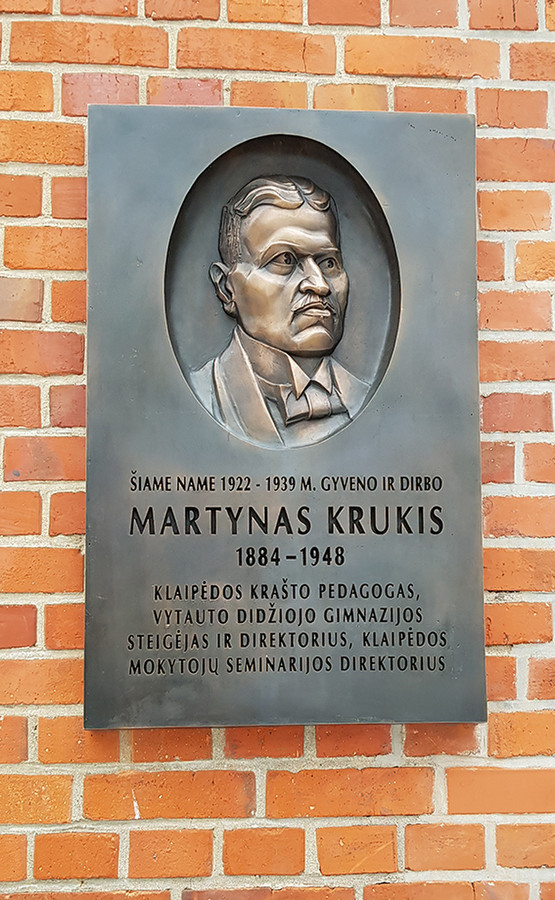 Atminimo lenta Klaipėdos gimnazijos steigėjui, mokytojų seminarijos direktoriui Martynui Krukiui, Klaipėda. Bronza, h - 90 cm.