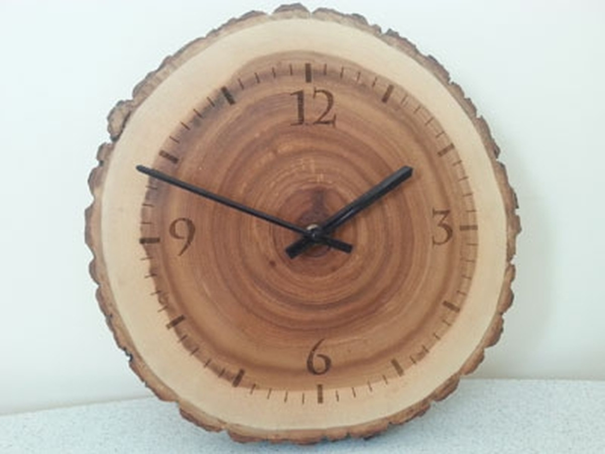 Originalus uosio medienos laikrodis.