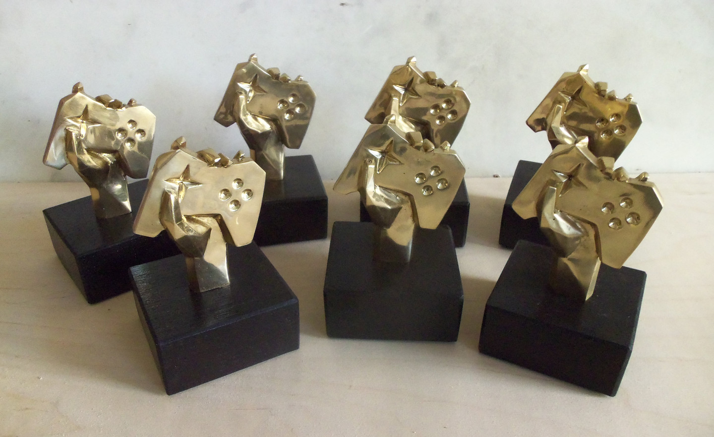 Lietuvos žaidimų kūrėjų asociacijos apdovanojimų nominacijų statulėlės, pagamintos pagal pateiktą modelį. Žalvaris, ąžuolas, h - 15 cm