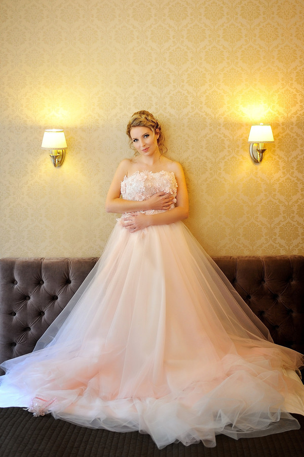 Ypatinga švelniai rožinės spalvos vestuvinė suknelė. Gorsetas puoštas prabangaus 3D nėrinio aplikacijomis. Aplikacijos siuvinetos "Swarovski" akmenukais. Sijonas su šleifu,5 sluoksniu tiulio.