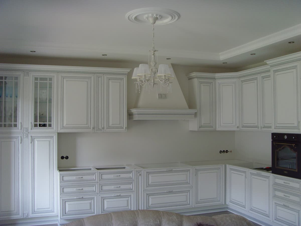klasikinė virtuvė su baltais itališkais uosio fasadais, patinuotais sidabru.