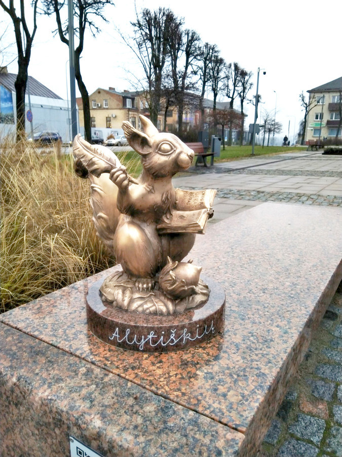 Voverės skulptūrėlė, Alytus, senamiesčio aikštė, bronza, granitas, h - 35 cm.
