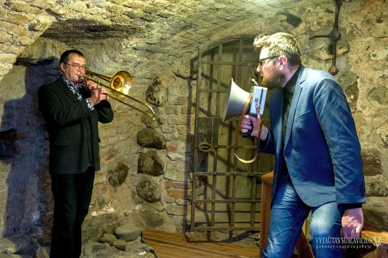 Ekskursija su džiazu ir poezija Vilniaus rotušės rūsiuose . "Skambantys rūsiai"