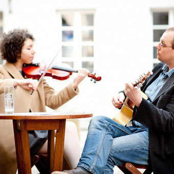 Atliekame lietuviškų dainų programą ir rengiame koncertus-staigmenas privačioms šventėms. Vilnius Šilko Garsas nuotrauka 2 Dainininkai, muzikos grupės Vilnius Šilko Garsas nuotrauka 2