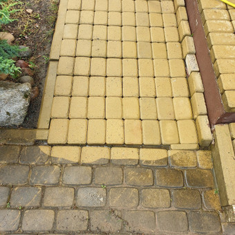 Daugeliu mūsų klientu nustemba, kokia lieka švari jų namų aplinka po to, kai juos nuplauname naudojant aukšto slėgio įrangą. Viena iš mūsų paslaugų yra trinkelių plovimas. Vilnius MB Velmoda nuotrauka 4 Trinkelių plovimas Vilnius MB Velmoda nuotrauka 4