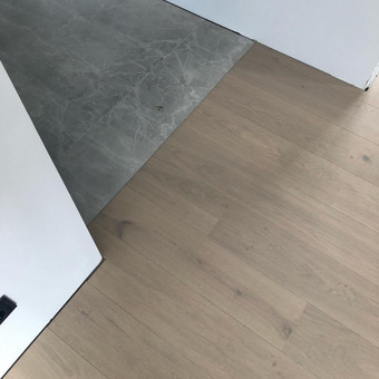 Atliekame visus grindų montavimo darbus nuo grindų lyginimo iki apvadų montavimo. Kaunas Irengimopaslaugos.lt nuotrauka 19 Grindų dangos montavimas Kaunas Irengimopaslaugos.lt nuotrauka 19