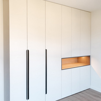 Spintas projektuojame pagal kliento išsakytus poreikius, tačiau jei klientas žino kaip tiksliai turi atrodyti baldas galime pagaminti pagal jo pateiktą nuotraukos pavyzdį. Klaipėda Kopos baldai - UAB Akai nuotrauka 12 Spintų gamyba Klaipėda Kopos baldai - UAB Akai nuotrauka 12